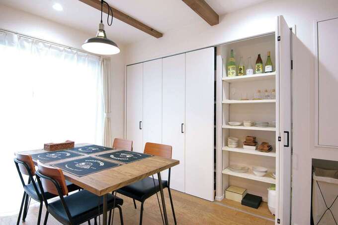 ダイニングの壁一面を収納にすることで、キッチンまわりの荷物をスッキリと収めることができる