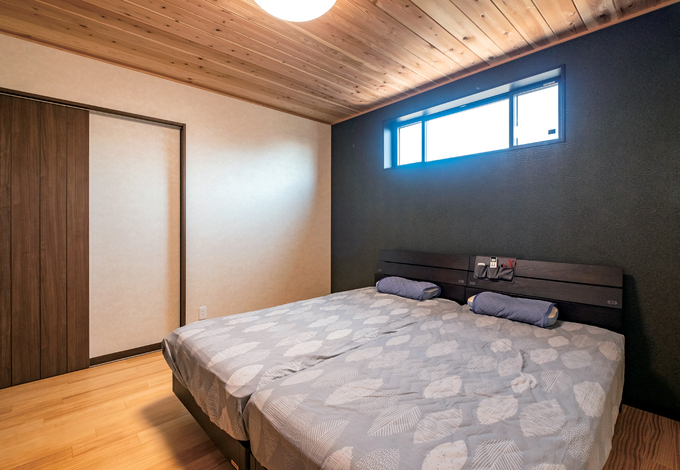 スギの天井が快眠を誘う寝室