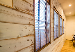 無垢板に着色してランダムに削り、ビンテージ感を演出した壁。本物の素材感と、手の込んだ加工により、何十年先までも経年変化を楽しめそう