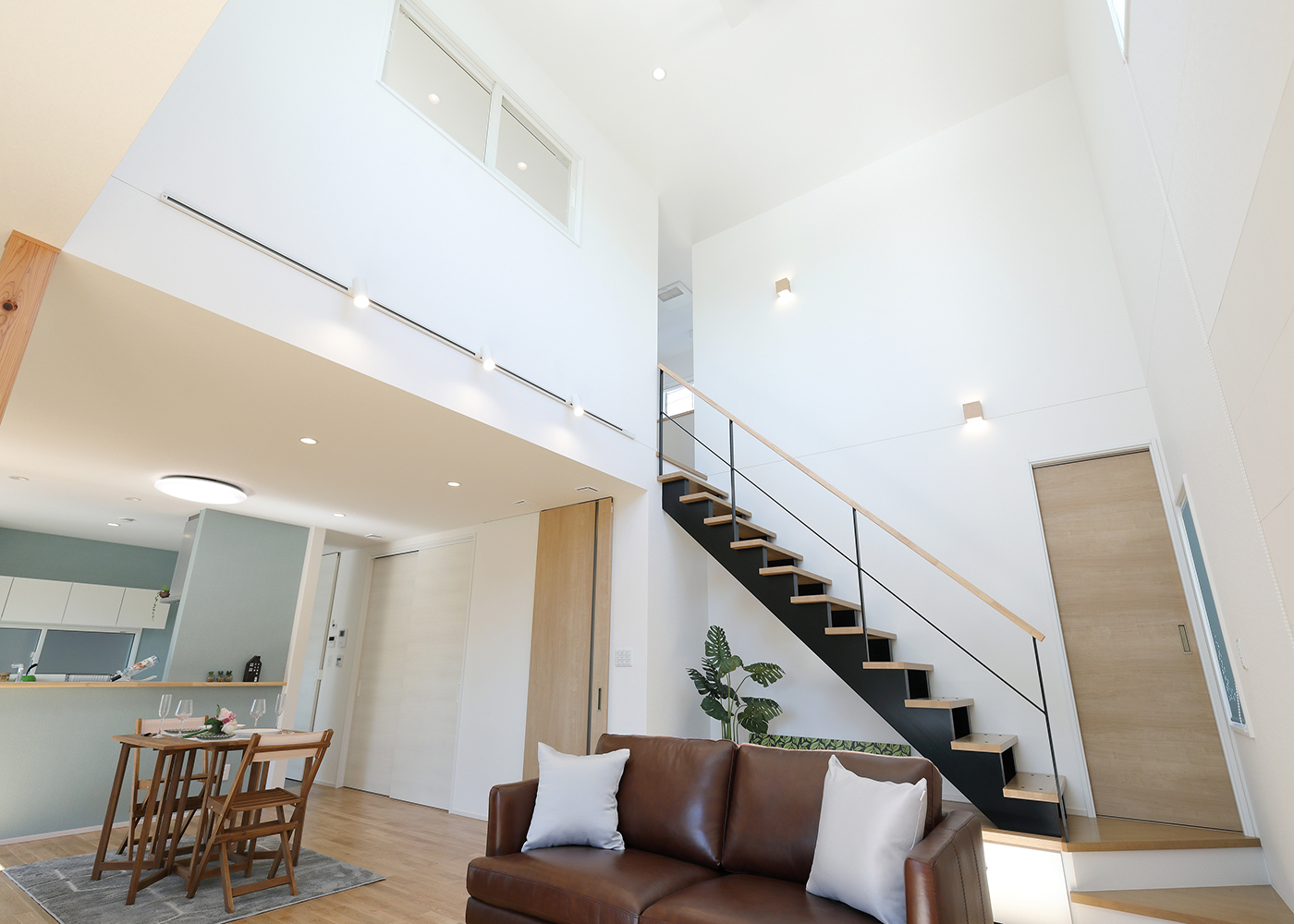 丸昇彦坂建設【デザイン住宅、趣味、間取り】床はナラの無垢床を採用し、素肌でも心地よい。床暖房も設置し、夏も冬も快適で居心地抜群の空間に