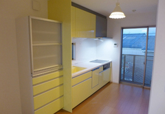 キッチン、食器棚はイエローで統一。お料理が楽しく明るくなる。シンクの中まで同じ色をチョイス