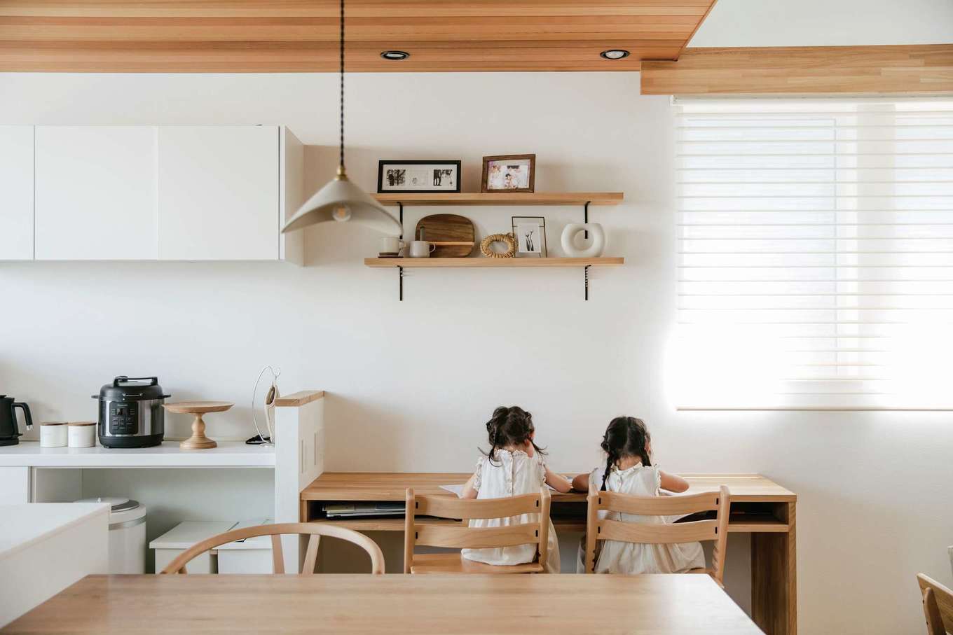 ainoa.life くらはし建築【子育て、収納力、間取り】ダイニングの横の窓際に設けたスタディコーナーは子どもたちの特等席