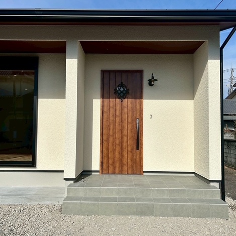 富士ヒノキの無垢床と珪藻土の塗り壁で、柔らかな温かみのある上質な居心地のよい住まい