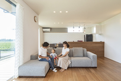 平屋建ては、基礎⼯事の規模など予算⾯で不安だったそうだが、担当者が⼟地にかかる税⾦から⼯事コストまで幅広い知識を持ち、予算管理のアドバイスを積極的に持ち掛けてくれたことで安⼼できたそう