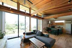 天井から屋外の軒まで同じレッドシダーを使用し、外との自然な繋がりを持たせたLDK