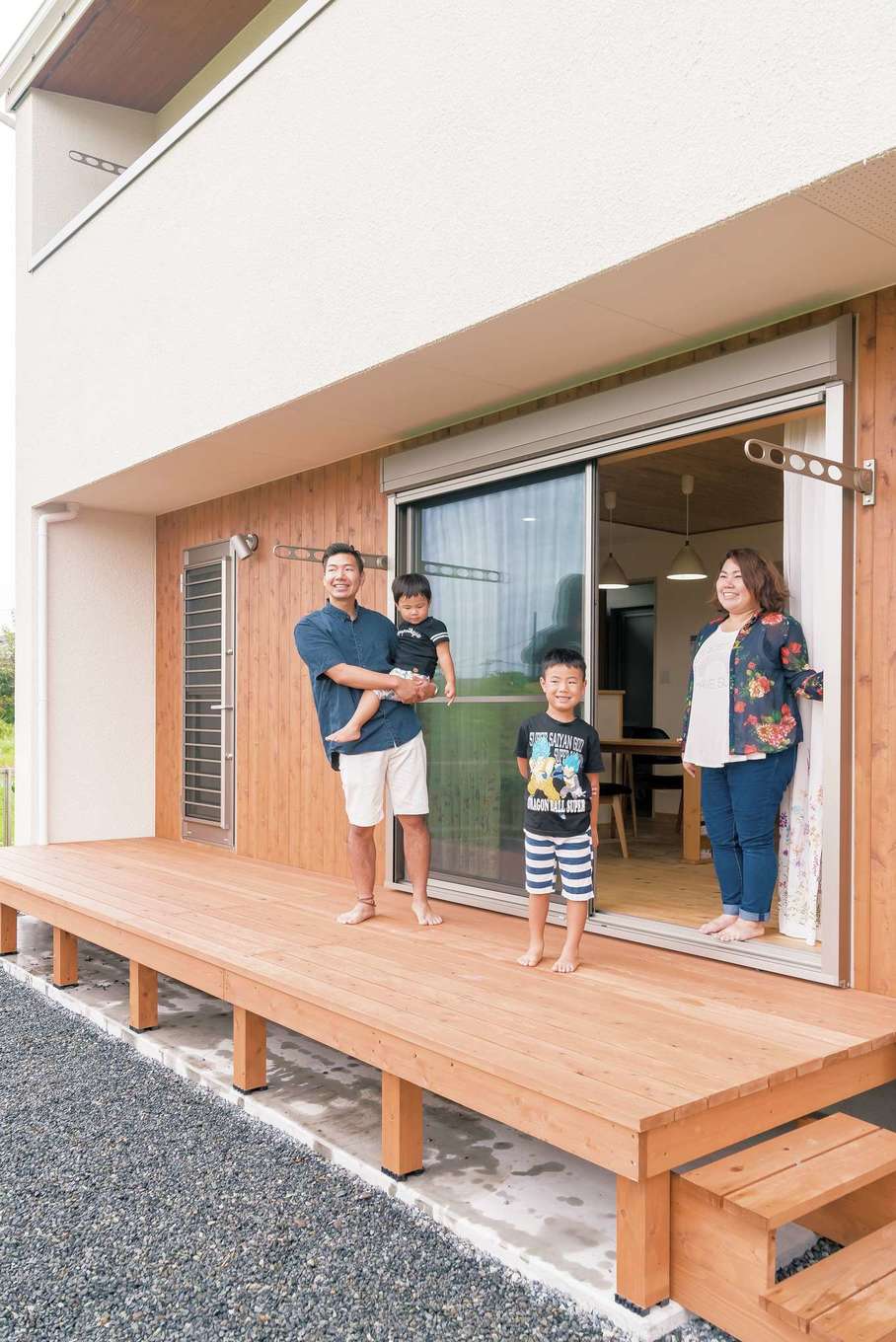 フジモクの家（富士木材）【子育て、自然素材、インテリア】日が当たっても熱くなりすぎず、足ざわりが心地よい富士ひのきのウッドデッキ。外壁には色変わりがゆるやかな米スギを貼った