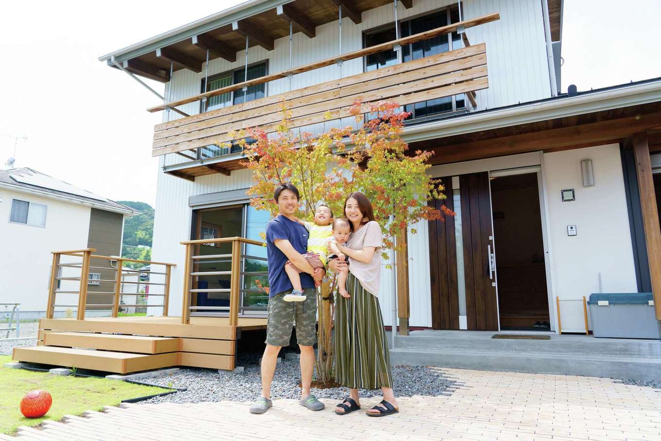 アクトホーム【自然素材、省エネ、間取り】屋根を南に傾斜させ、軒を長く張り出すことで、夏の遮熱と外観デザインを調和させた。同社を象徴する吊りデッキが、モダンさをまとう外観にほどよいぬくもりを添えている