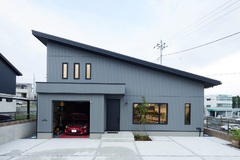 片流れ屋根のスタイリッシュモダンな外観。シンプルなフォルムのため、建物がのっぺりとしないようにパラペットを深めにつくったのがポイントです。
