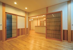 親世帯のLDK。孫たちが走り回れるよう、ゆった りとした広さを確保。回遊できるアイランドキッチンは、家事時間を短縮してくれる。床は無垢のサクラ、壁は調湿に優れた珪藻土を使用