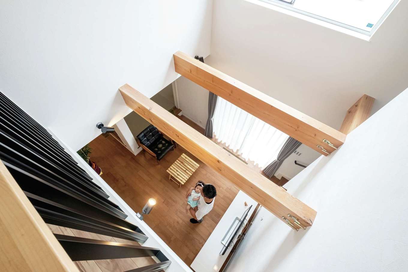 イデキョウホーム【子育て、収納力、省エネ】1階と2階をゆるやかにつなぐ吹き抜け。家族との会話を促し、親密さを増してくれそうだ