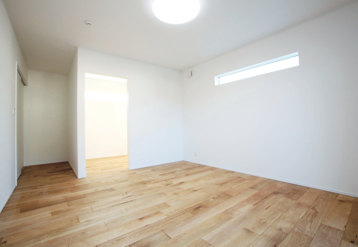 片桐建設【デザイン住宅、輸入住宅、省エネ】2階のプライベートルームも白と木を採用。主寝室にはウォークインクローゼットを設けた