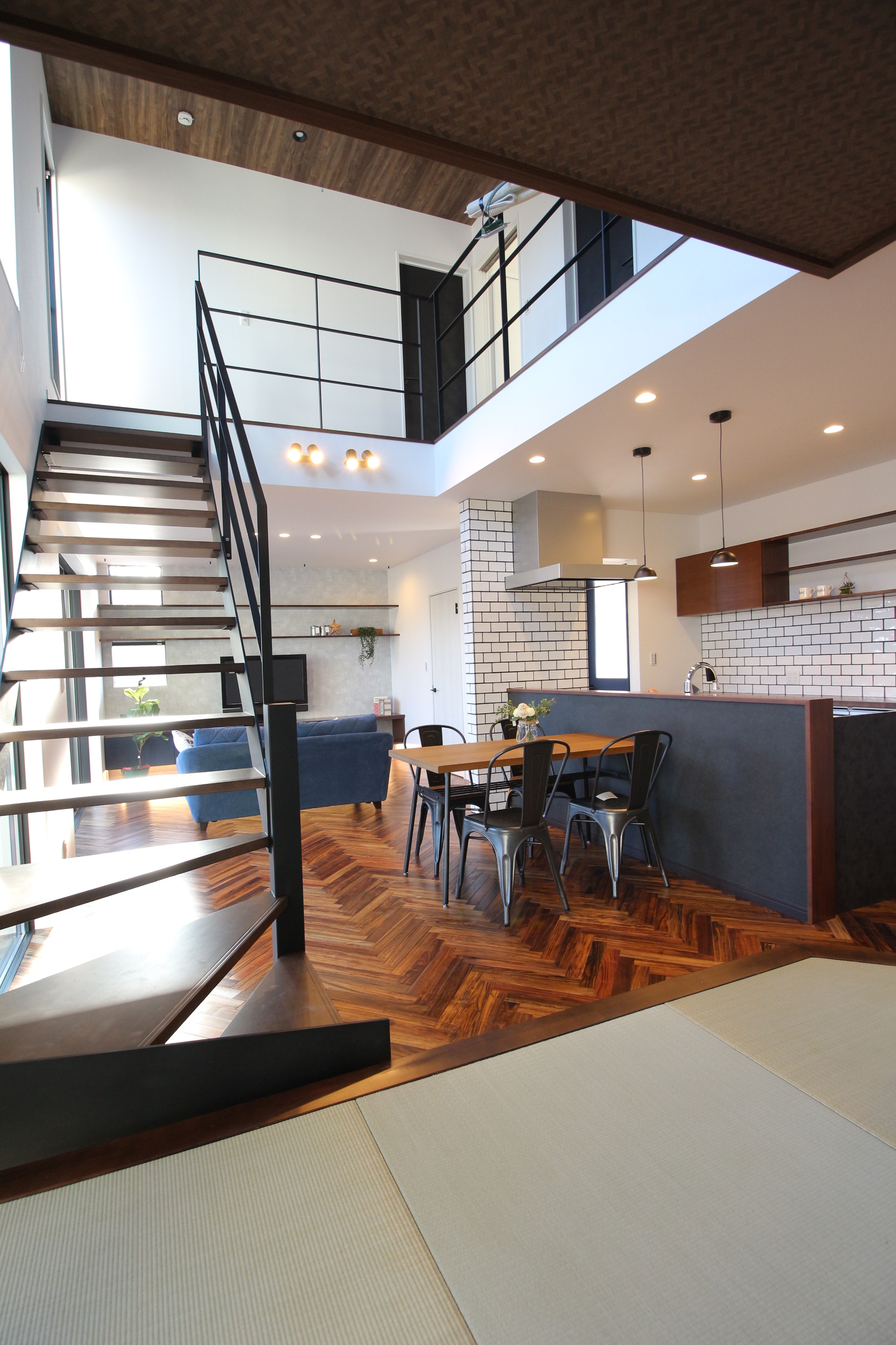 小野田産業～designers house project～【デザイン住宅、収納力、自然素材】リビング横の畳コーナーから吹き抜けをのぞむ