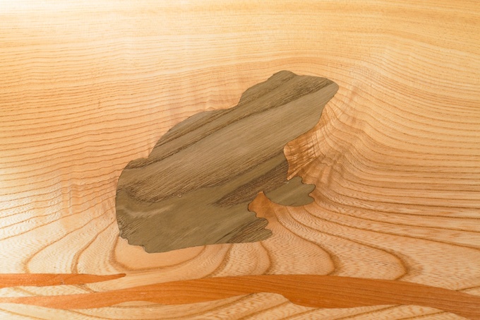 書斎の机は無垢の1枚板。施主様の好きなカエルの埋め木