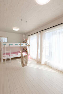 二間続きの子ども部屋は将来壁で仕切って分けることができる。バルコニーに面して掃出窓を広く設け、クローゼットも2か所用意した