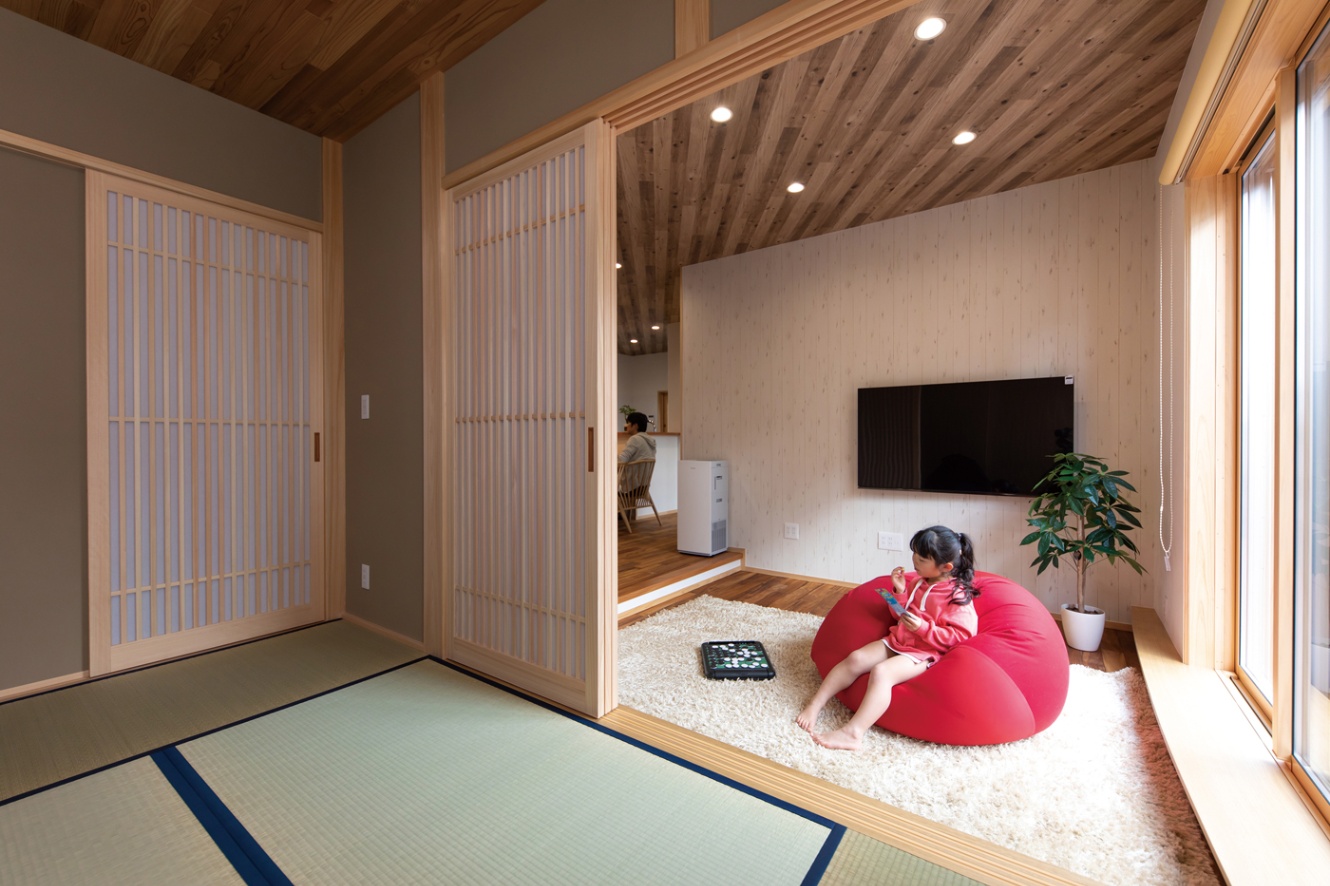 子どもたちとたっぷり遊べるワイドなデッキが開放感を呼ぶ家
