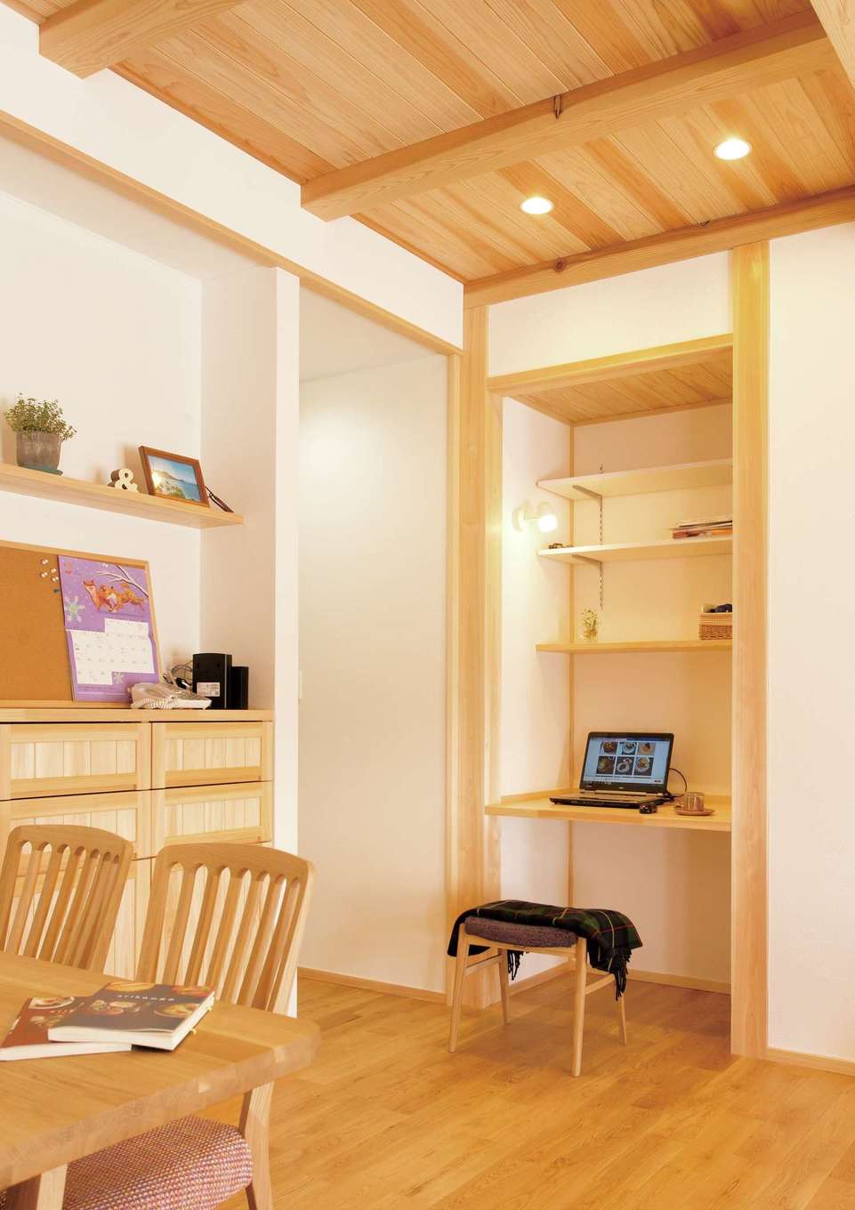 深見工務店 S-style【収納力、自然素材、間取り】キッチンに近い場所に書斎スペースを設けた。ＰＣで献立を調べるのに便利