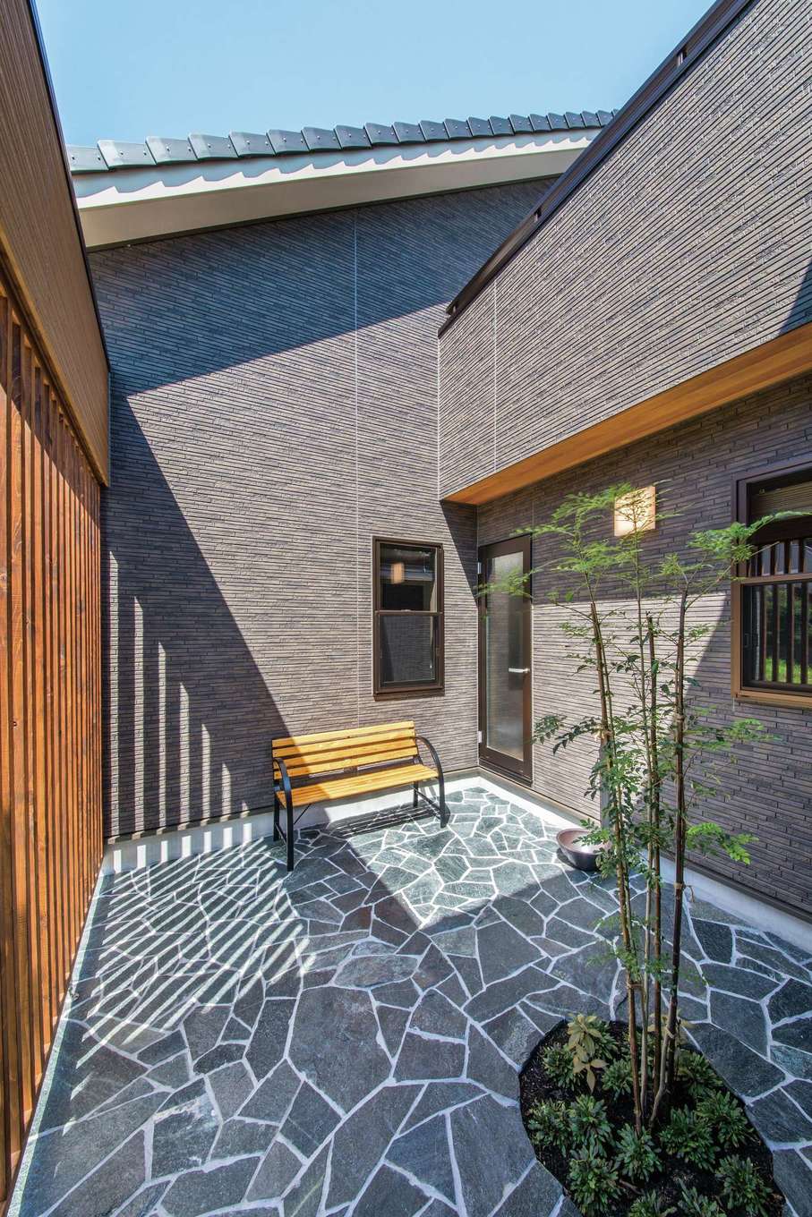 弘建ホーム GABHAUS豊田南【デザイン住宅、和風、インテリア】ガーデンテラスは格子で目隠し。植栽も社長がセレクト