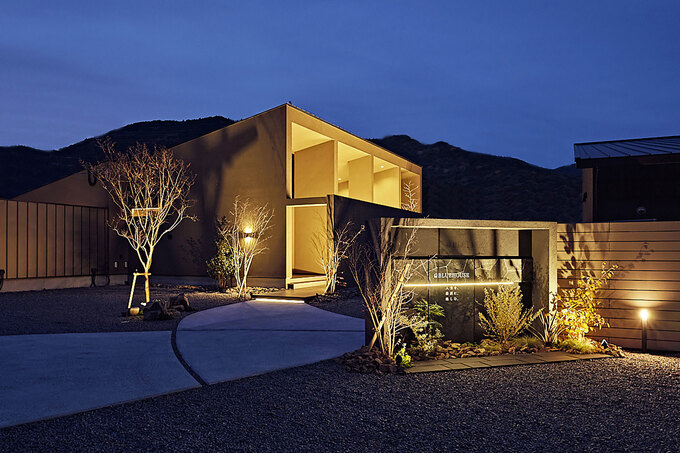 平屋建築ブルーハウス【豊川市長沢町デンス29-1・モデルハウス】最近のトレンドのアースカラーを塗り壁に採用した外観。延床約49坪で、建物の高さも平屋とは思えないようなスケール感。均整のとれたシンメトリーなデザインが存在感を放つ。目隠し壁を用いたことで、プライバシーが完全に確保されている