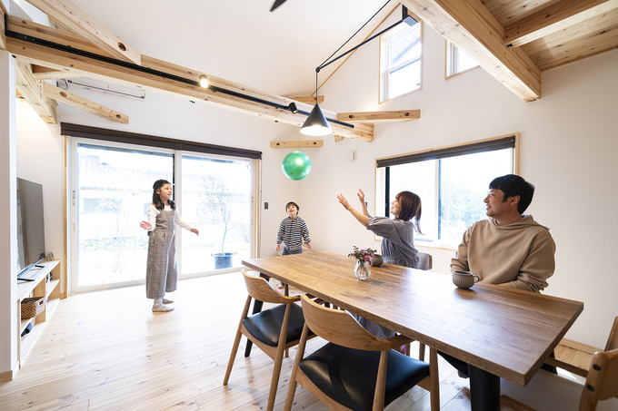 木の暖かみが感じられるリビングダイニング。家族が集まり、楽しい時間を過ごせるゆったりした空間である。