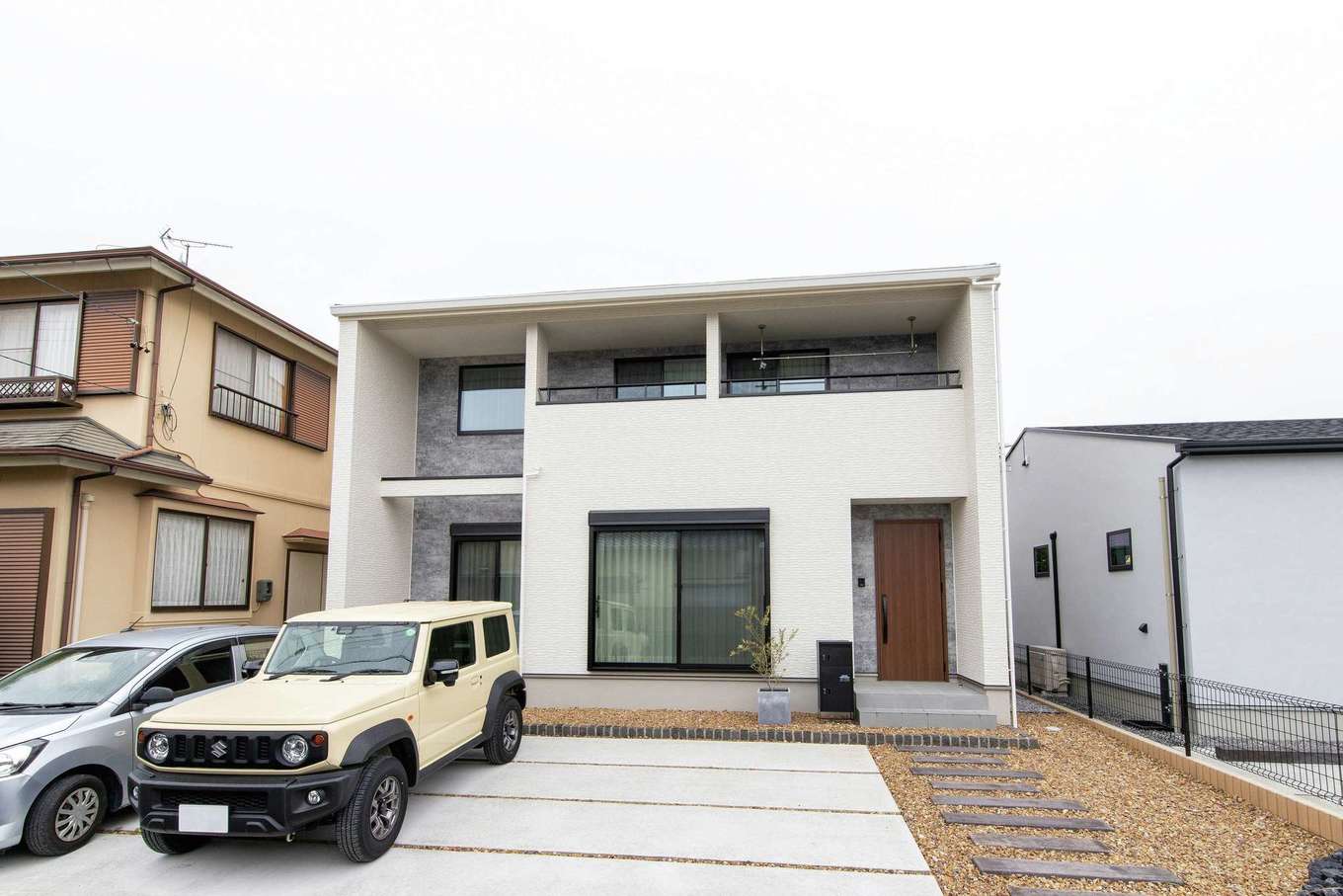 遠州鉄道 遠鉄ホーム【デザイン住宅、収納力、間取り】箱型のシンプルな外観。外壁は白を選び、明るくモダンな印象に。建物は長期優良住宅認定で耐震等級3。ZEH基準をクリアする断熱等級5も担保し、年中快適で省エネな暮らしが実現した