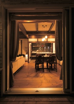 中庭のウッドデッキから室内を眺めるシーンは、額縁に切り取られた1枚の絵画のように美しい