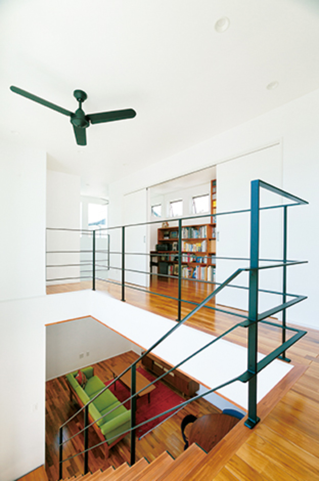 回廊を思わせる2階ホール。スチールの黒い手摺もインテリアの一部に