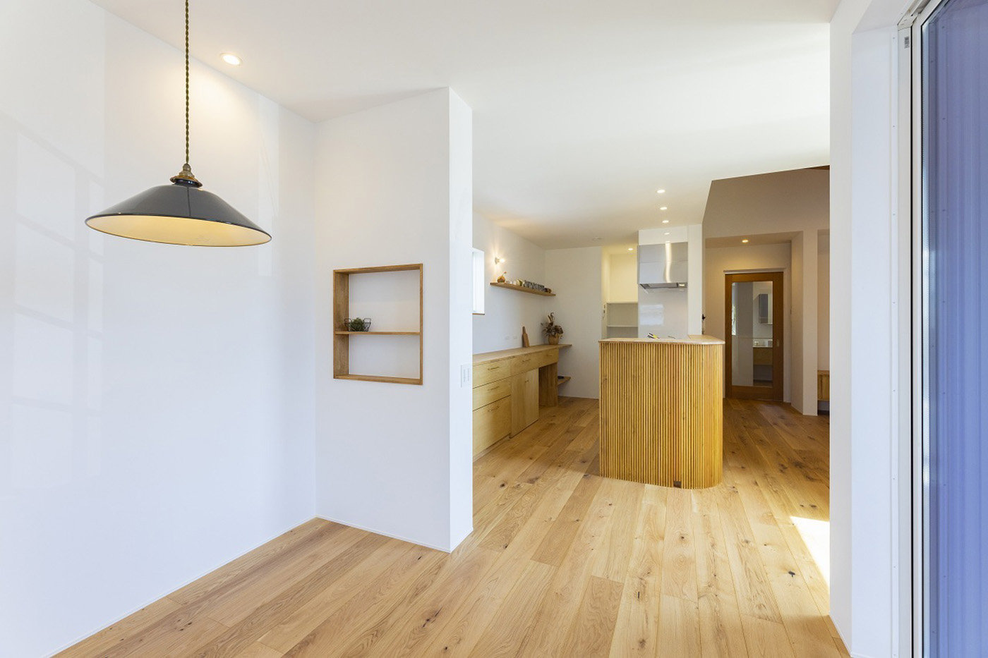 温戸ライフ【子育て、狭小住宅、インテリア】ニッチやペンダントライトなど細部にこだわったインテリア