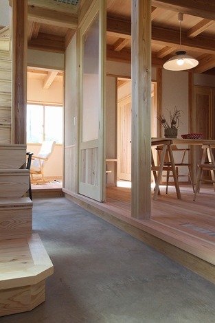 5つの「土間のチカラ」を備えた玄関ホール。 愛犬・愛猫が暮らす場所でもあり、土間なので汚れてもお掃除が簡単