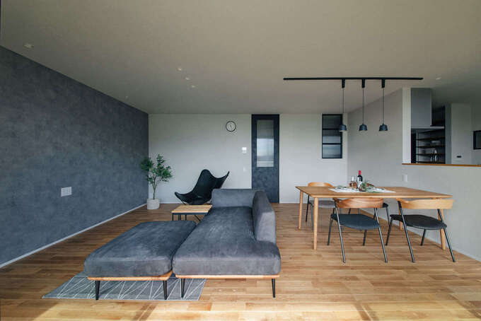 上質なインテリアが素敵な室内。21.3畳の広々としたLDKにグレーのアクセントクロスや、黒のハイドアを採用して、メリハリのある空間に仕上げた