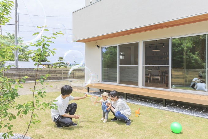 LDKの南面に広がる芝生の庭とデッキは家族の憩いの空間。お子さまの成長とともに、これからここで楽しいシーンが沢山生まれそう