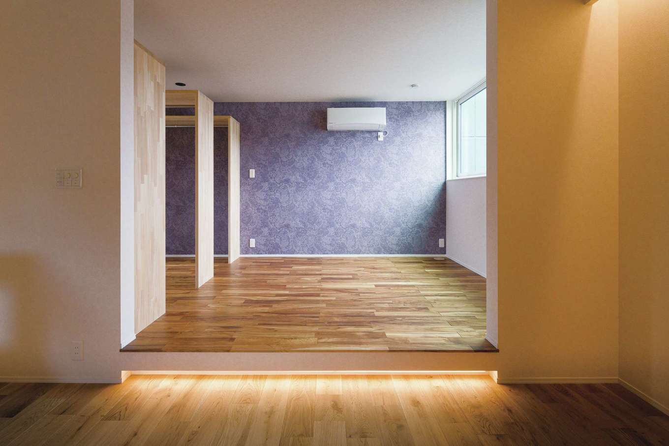 クラフトハウス【デザイン住宅、狭小住宅、建築家】2階はサブリビングと寝室。必要以上の仕切りは設けず、フロアの段差を活かしたゾーニングがされている