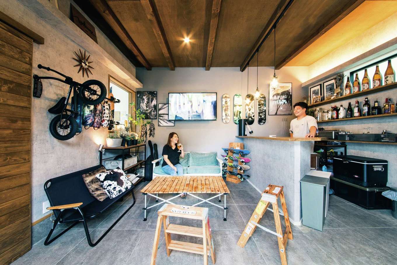 内田建設【デザイン住宅、趣味、間取り】リゾート感あふれるタイル貼りのテラスは、BBQや子ども用プールなど、アウトドアリ夫婦水入らずの時間を楽しむための土間空間（13畳）。夜はご主人がBARのマスターに早変わり