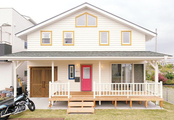 富士ホームズデザイン【デザイン住宅、趣味、自然素材】高さをできるだけ低く抑えて平屋のイメー ジを再現。配色のバランスがよく色を多く使ってもチグハグに見えない