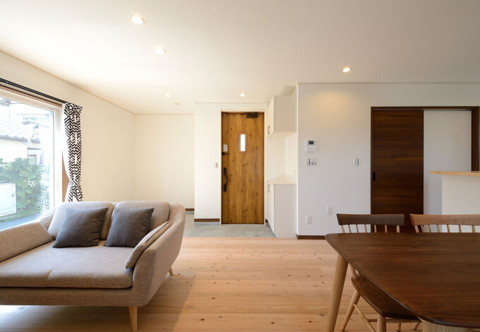 いつも家族の気配を感じる、つながりのあるLDK。肌触りのいい無垢の杉の床の経年変化も楽しみ、土間のコーナーには憧れの薪ストーブを設置する予定