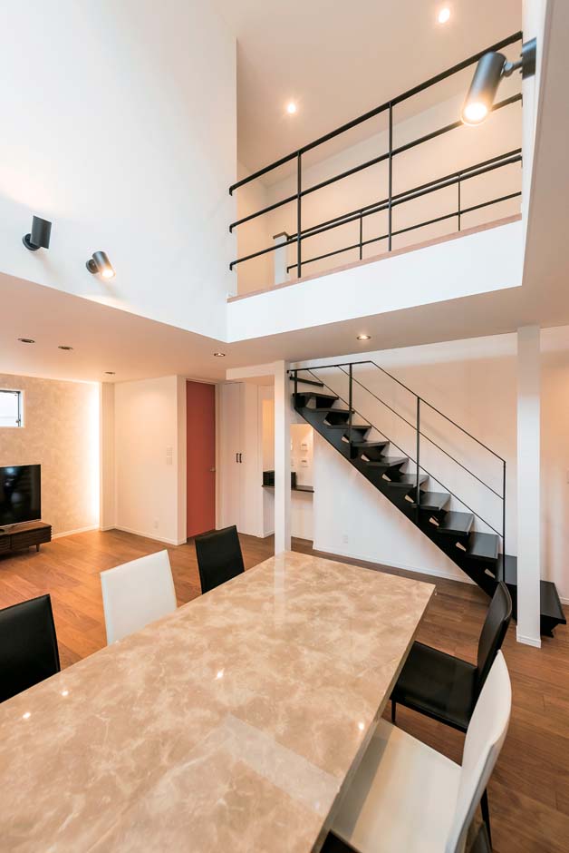 アトリエサクラ【デザイン住宅、間取り、ガレージ】リビング階段と2階ホールの手すりは、アイアンを用いてスタイリッシュに