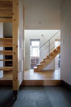 土間玄関から中庭へと視線が抜けていく