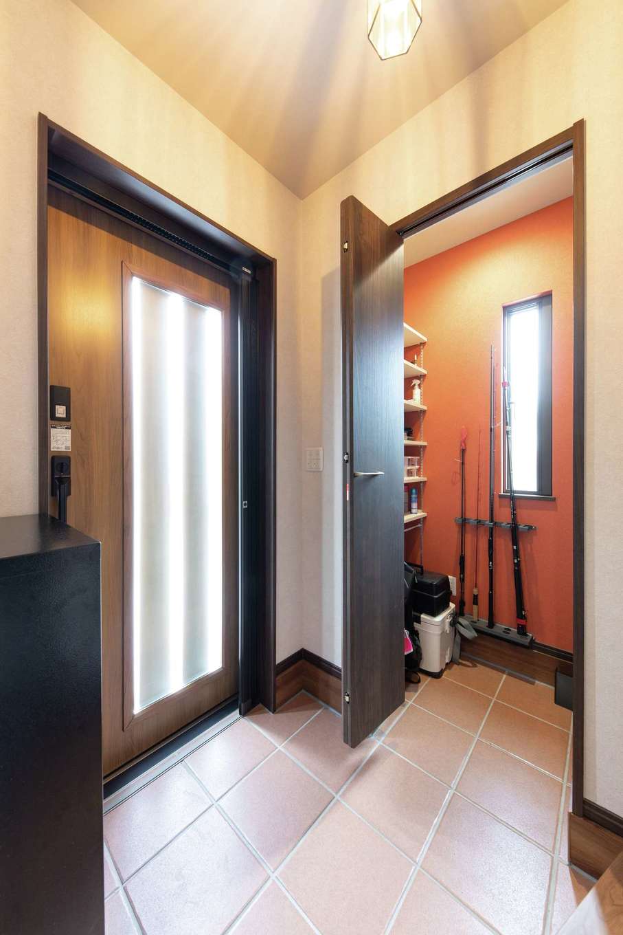 平屋専門店 カナウハウス【1000万円台、子育て、平屋】玄関には可動棚を備えた、シューズクロークを用意。靴はもちろん、趣味の釣り道具などもスッキリ収納。玄関を入って正面の壁には、消臭機能をもつエコカラットがあえてランダムに張られ、意匠性を添えている