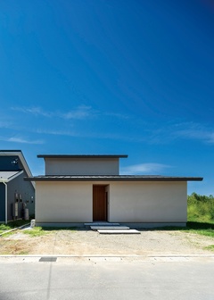 和のテイストのシンプルな外観。北面に窓を設けず、プライバシーを確保した