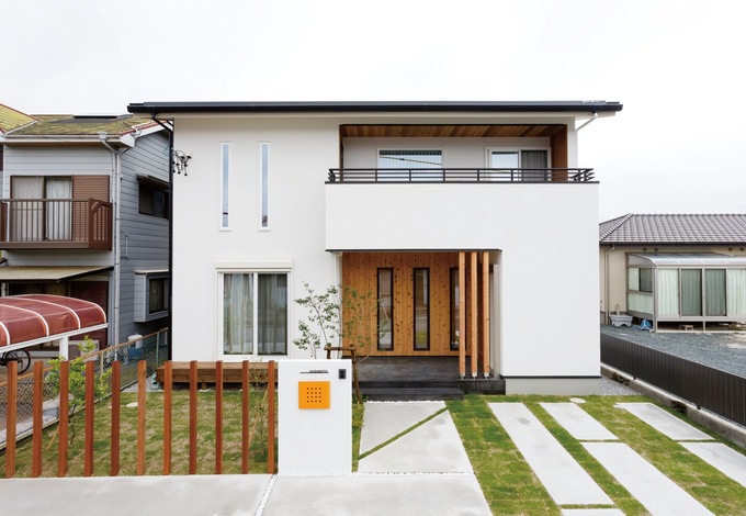 14.5kWの大型ソーラーを搭載。劣化の少ない超高純度パネルを採用し、より多くの出力と売電収入を実現