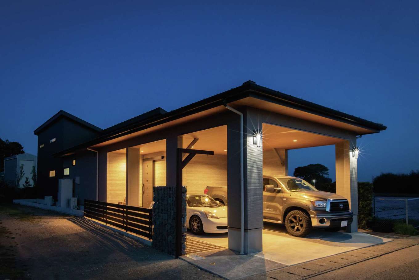 Yamaguchi Design 【自然素材、平屋、ガレージ】ガレージには夫妻の愛車を２台分格納できる