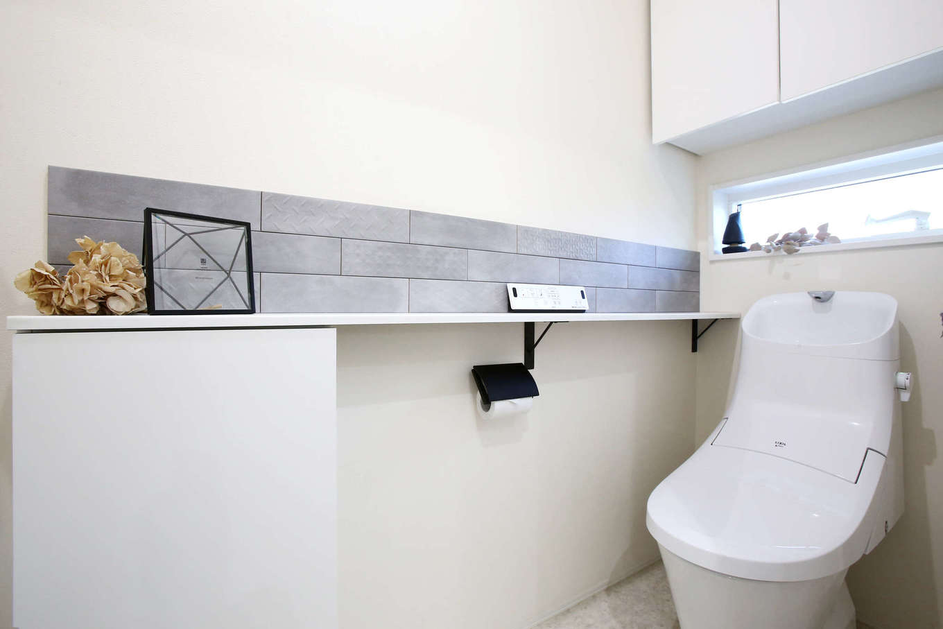片桐建設【デザイン住宅、収納力、間取り】トイレの一部にグレーのサブウェイタイルを貼ってニュアンスを出した