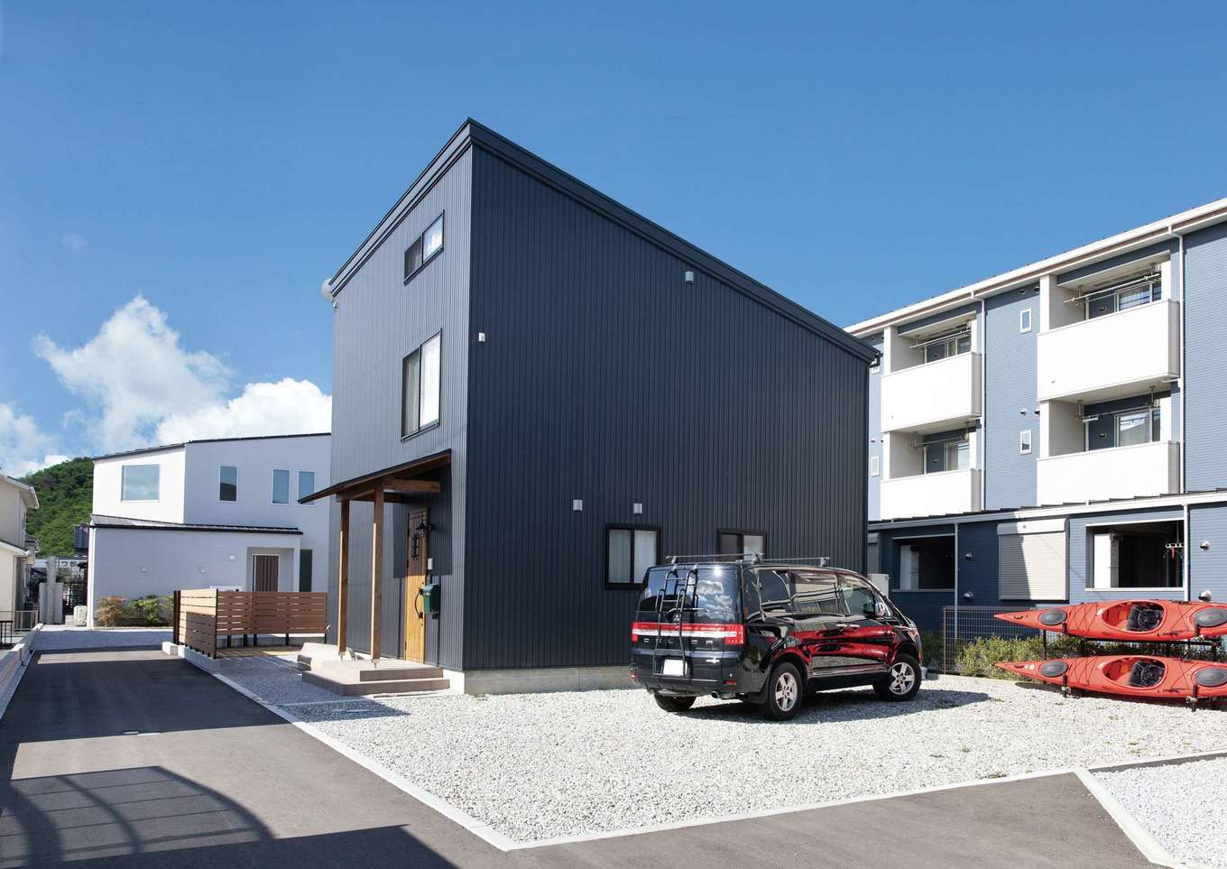 サイエンスホーム【子育て、趣味、自然素材】片流れのシャープなフォルム。シーカヤックの保管スペースなど、敷地全体の使い方も丁寧に吟味