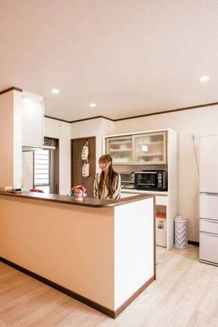 キッチンの背面に、カップボードと奥行きの浅い収納を設置。どこに何があるかひと目でわかり、使いやすい