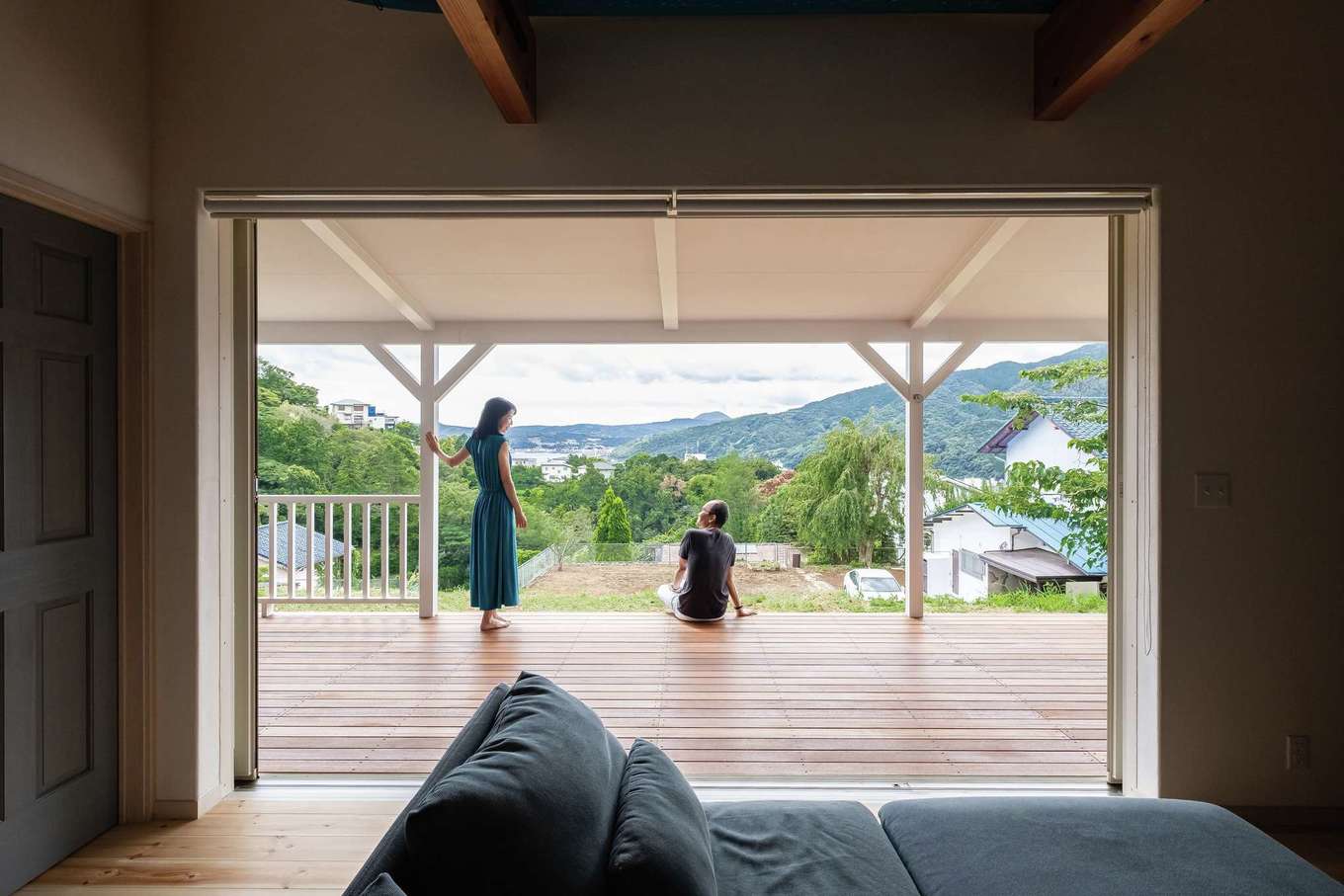 富士ホームズデザイン【デザイン住宅、趣味、平屋】何度も伊豆を訪れ、この土地に巡り合ったD夫妻。その持ち味を最大限に活かすことが最大のテーマだった。フルオープンの窓は同社の見学会で見かけ、迷わず採用
