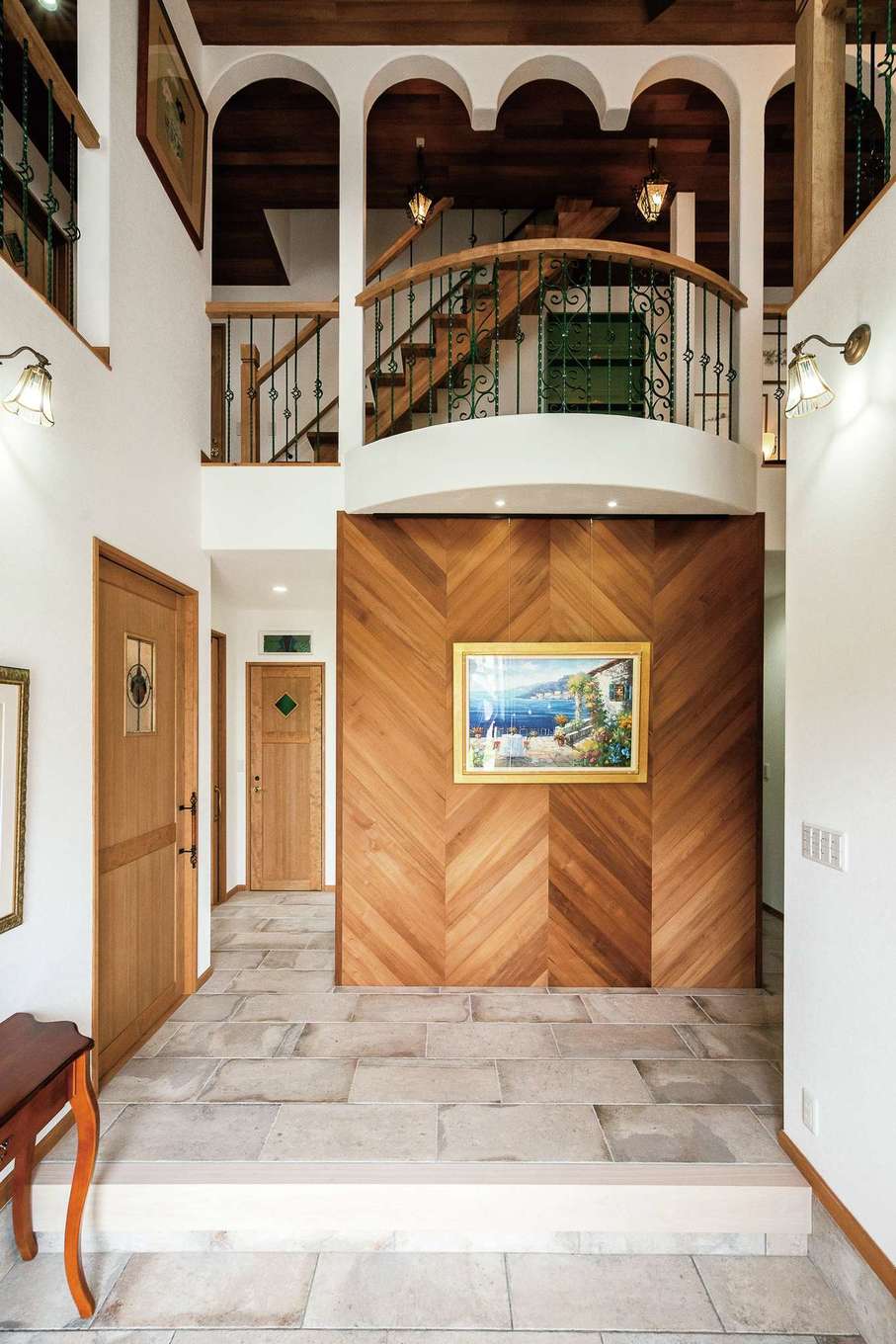 富士ホームズデザイン【デザイン住宅、自然素材、高級住宅】吹き抜け＆タイル敷きの玄関。来客の驚きを誘い、期待を高める