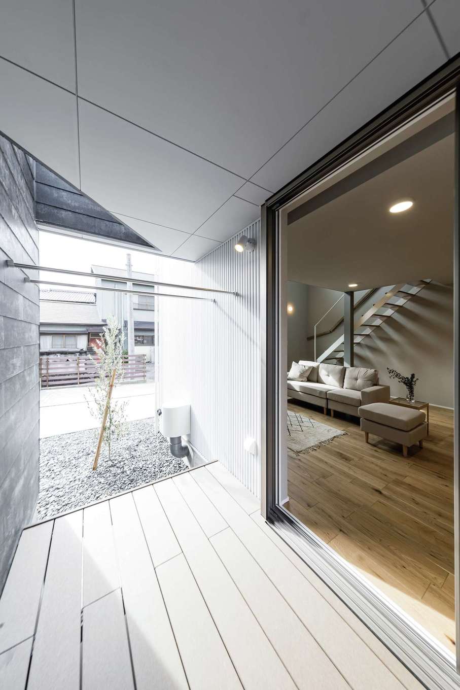 Gate air house/阿部住宅【デザイン住宅、省エネ、間取り】リビングからフラットにつながるウッドデッキ。深い軒がついているので、天候に左右されることなく、ここでお酒を飲んだり、BBQを楽しんだり、自由にくつろげる