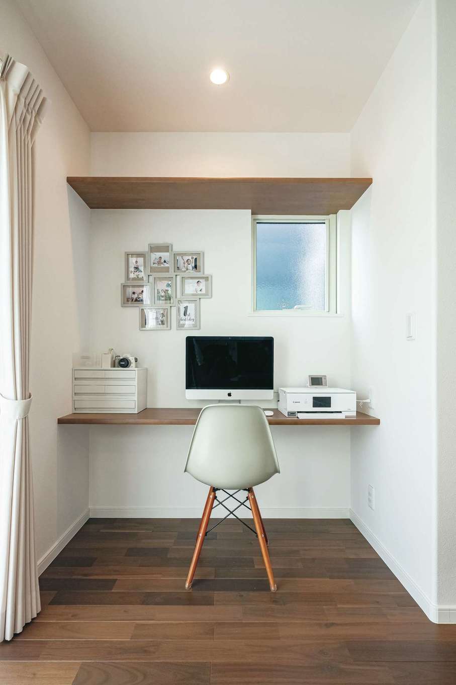 イデキョウホーム【省エネ、間取り、屋上バルコニー】キッチン横のデスクは奥さまがほっとできる場所。調べものや写真の整理に便利