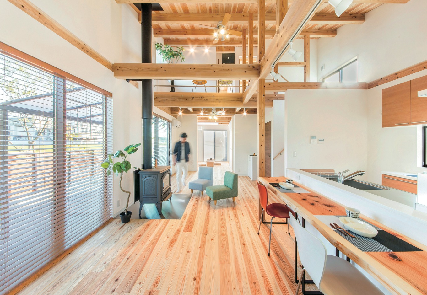 住たくeco工房【収納力、自然素材、間取り】キッチンから家族がどこにいても様子がわかるので、子育てママも安心して料理に集中することができる。天竜杉の床は冬でも素足になりたいほどあたたかい