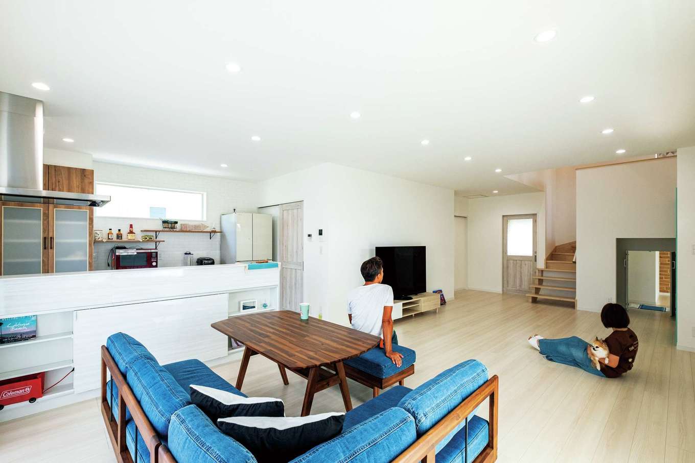 工藤建設【デザイン住宅、趣味、間取り】白を基調としたLDKは、ゆったりと開放的な空間