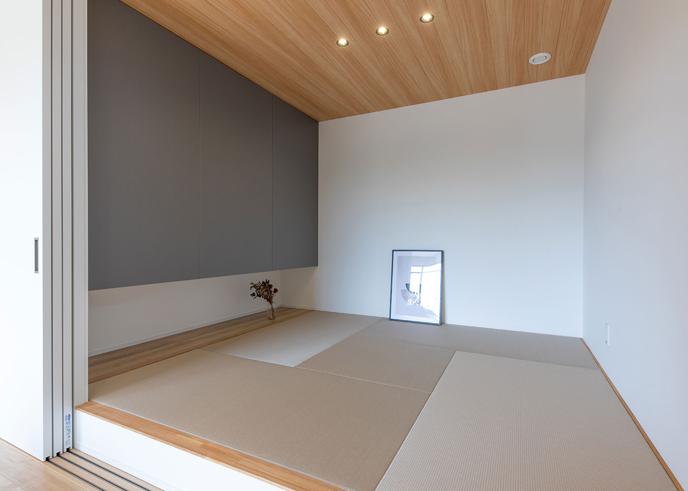 KUREKEN HAUS（榑林建設）【デザイン住宅、収納力、ペット】リビングの一画には、引き戸で仕切れるモダンな和室を用意。来客時はもちろん、子どものお昼寝スペースとしても活躍する